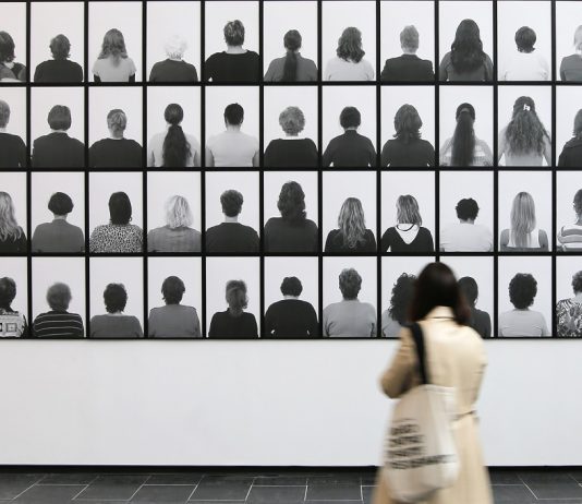 Santiago Sierra – ‘1502 personas de cara a la pared’