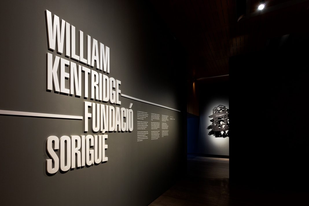 ‘William Kentridge. Fundació Sorigué’https://www.exibart.es/repository/media/2024/10/Imagenes-de-sala-de-la-exposicion-William-Kentridge.-Fundacio-Sorigue-4-1068x712.jpg