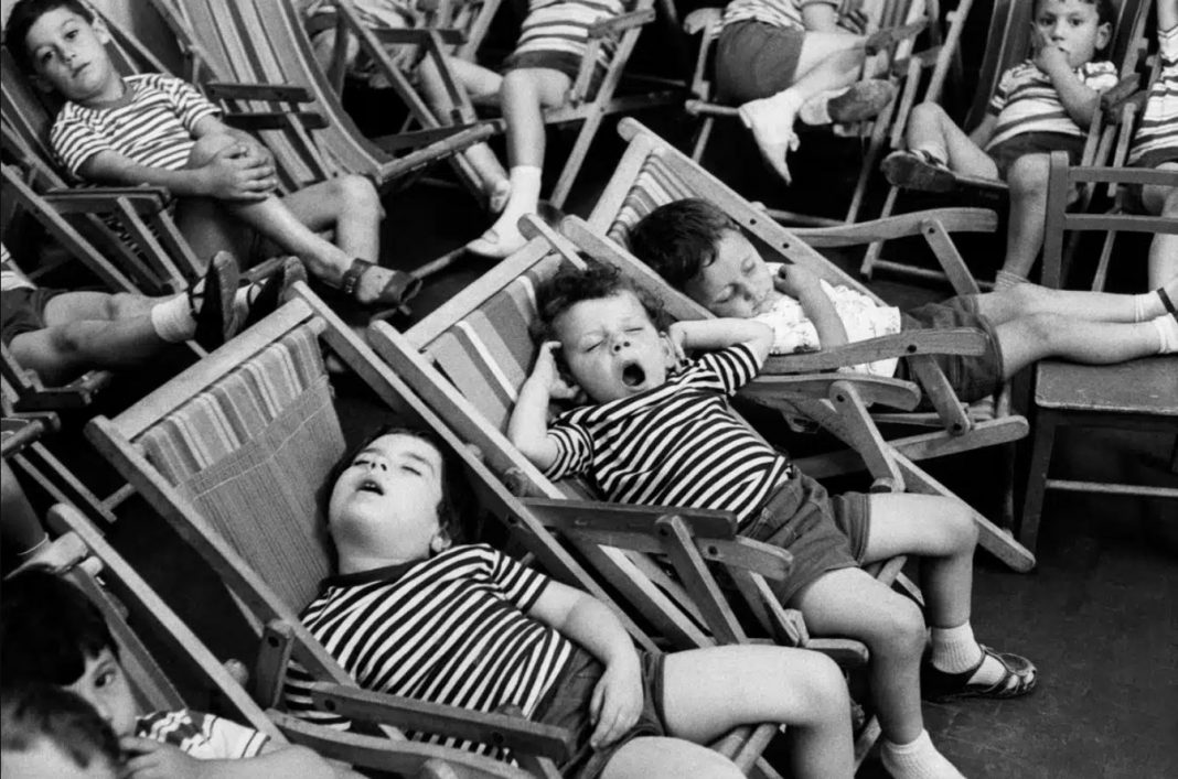 Henri Cartier-Bresson – ‘Watch! Watch! Watch!’https://www.exibart.es/repository/media/2024/10/bresson-bambini-1068x707.jpg