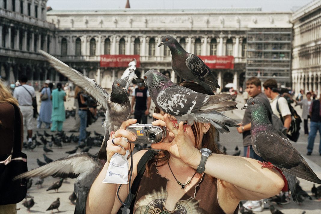 Lee Shulman – ‘I Am Martin Parr’https://www.exibart.es/repository/media/2024/11/I-AM-MARTIN-PARR-©-Martin-Parr-_-Magnum-Photos-LON75285-1068x713.jpg